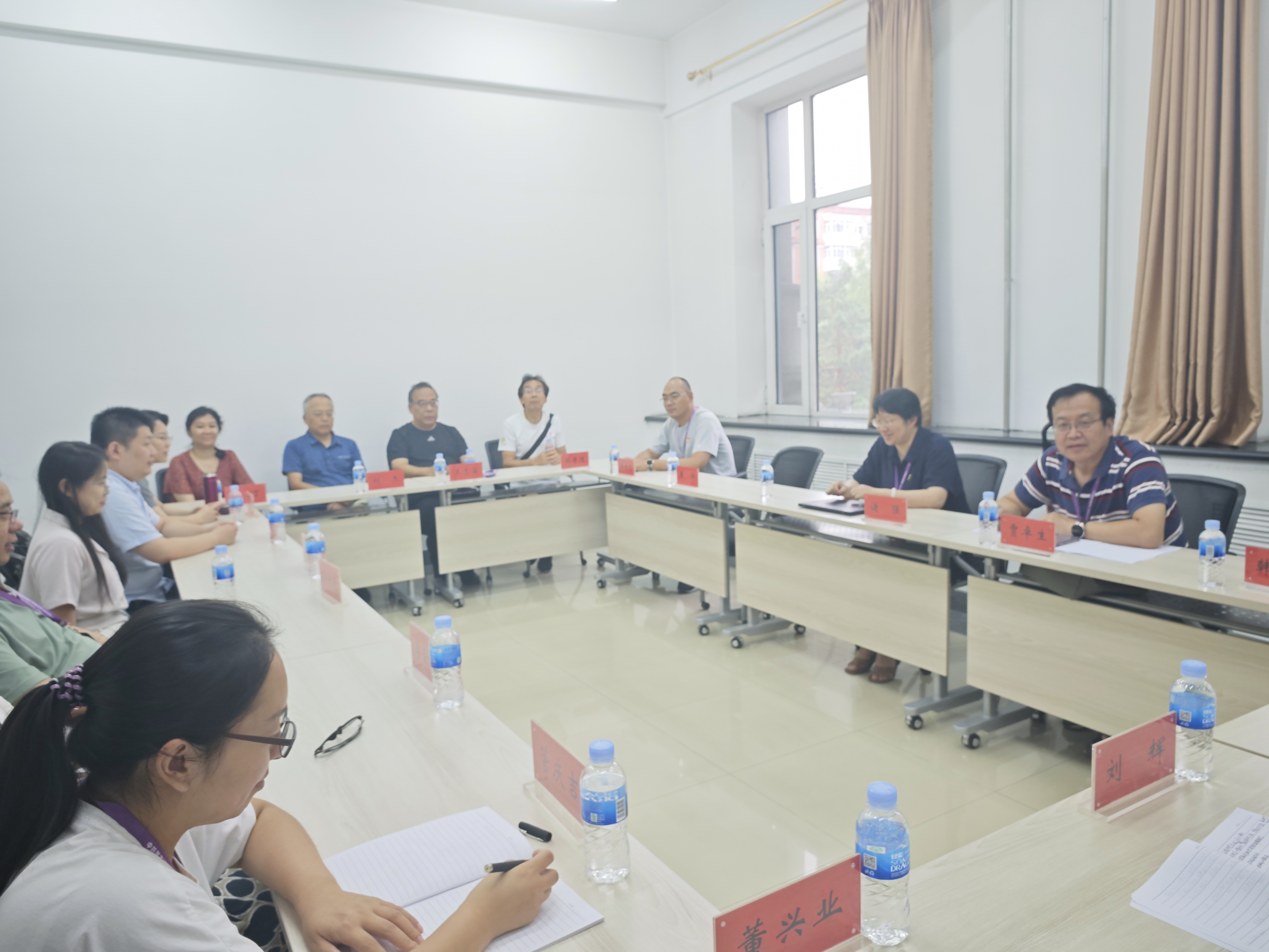 分组研讨1.jpg
